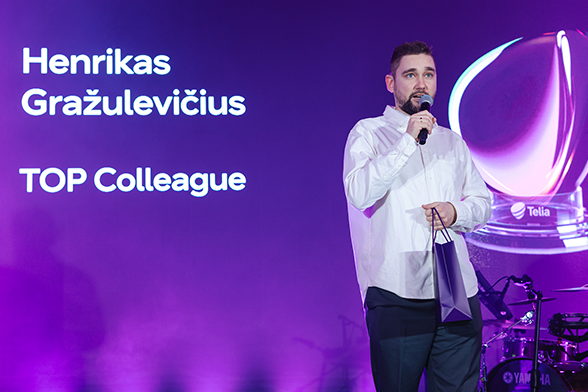 Henrikas Gražulevičius kalba ant scenos Telia renginyje